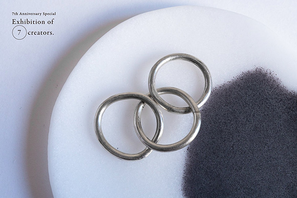 大原萌さんのリングと饗庭三七子さんのガラスのプレート