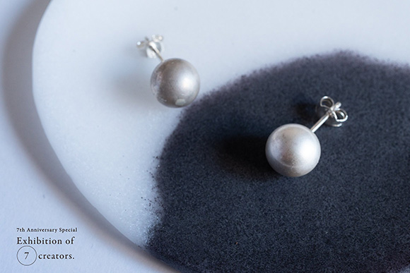 大原萌さんのピアスと饗庭三七子さんのガラスのプレート